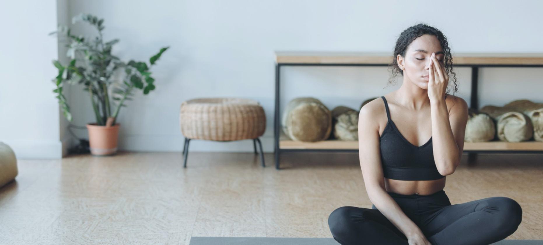 Meditationsraum mit natürlichem Licht und minimalistischer Einrichtung