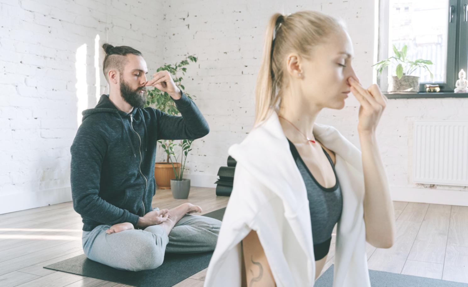 Person meditiert in ruhiger Naturumgebung