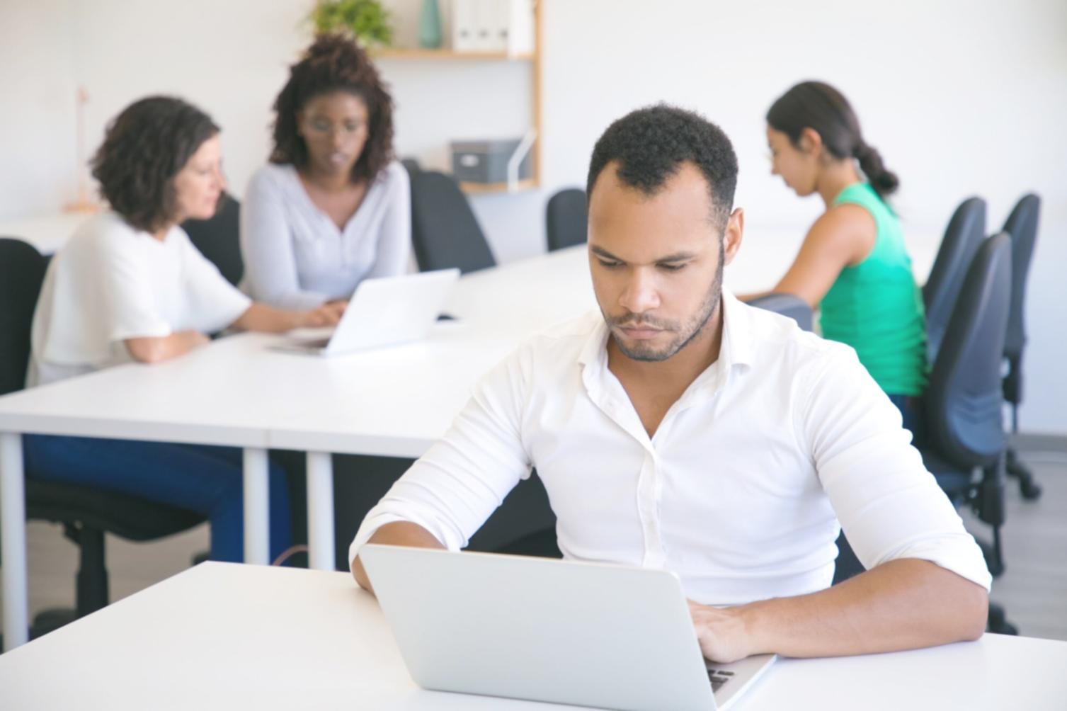 Meditationsecke mit Kissen und sanftem Licht