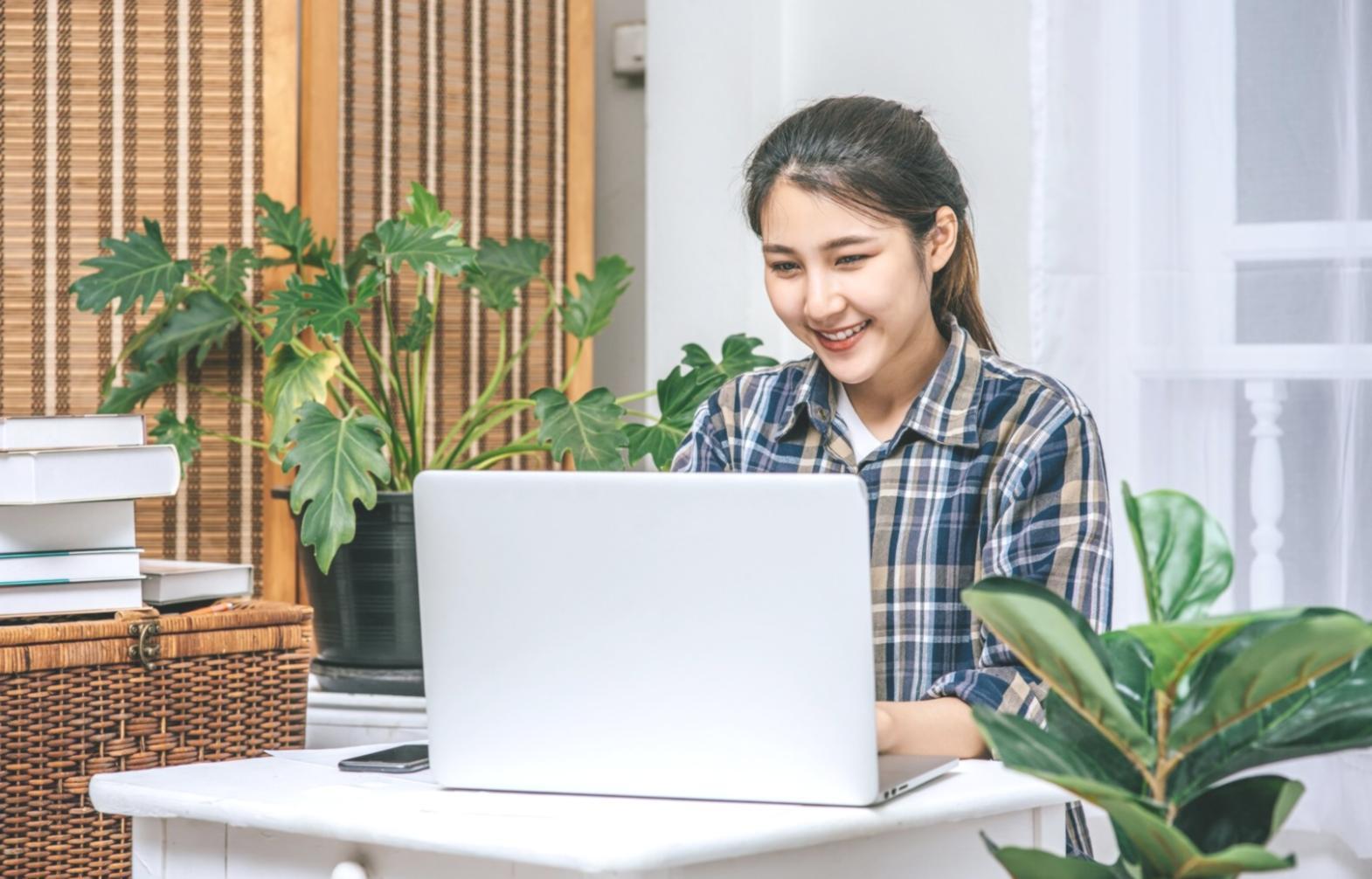 Nahaufnahme von gefalteten Händen in meditativer Haltung