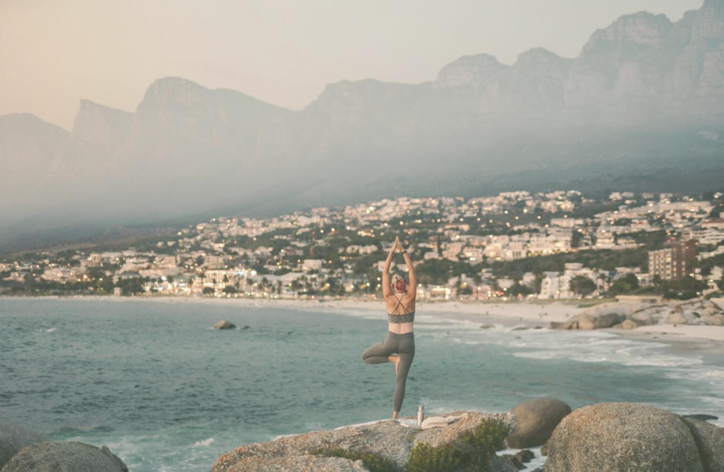 Ruhiger Meditationsraum mit natürlichem Licht
